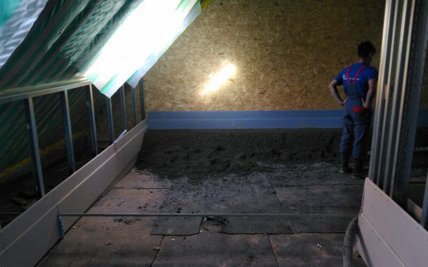 Estricharbeiten unter dem Dach.