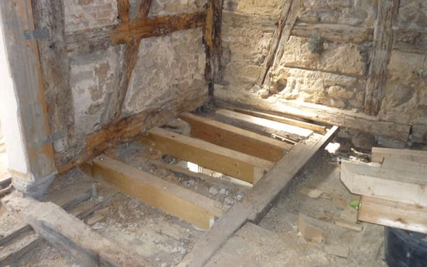 Freigelegte Bodensparren im Fachwerkhaus.