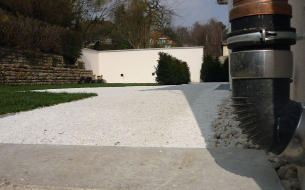 Frisch sanierter Weg zur Terrasse.