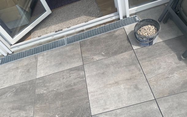 Übergang zur Entwässerung auf der Terrasse.
