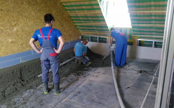 Estrichauftrag in Vorbereitung f&uuml;r Gl&auml;ttarbeiten.