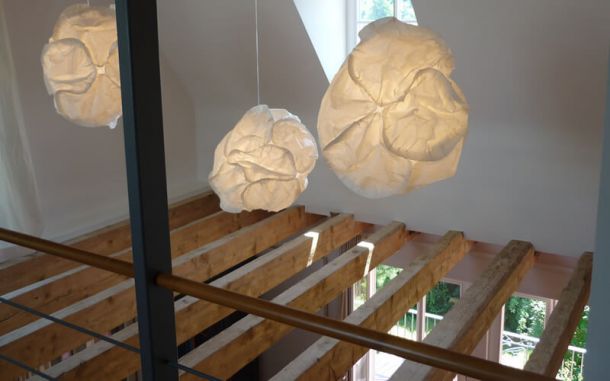 Frei gelegte Bodensparren als Deko-Element f&uuml;r mehr Licht und H&ouml;he.