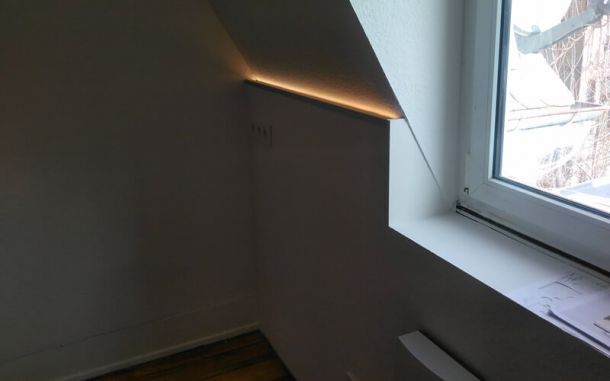 Saniertes Zimmer mit Ambiente-Beleuchtung.