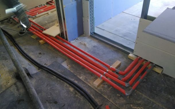 Rohrverlegung im Rohbau unter dem Estrich.