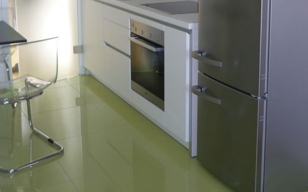 Knallige K&uuml;chenfliesen.