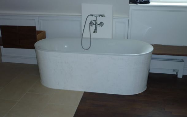 Badewanne freihstehend im sanierten Bad.