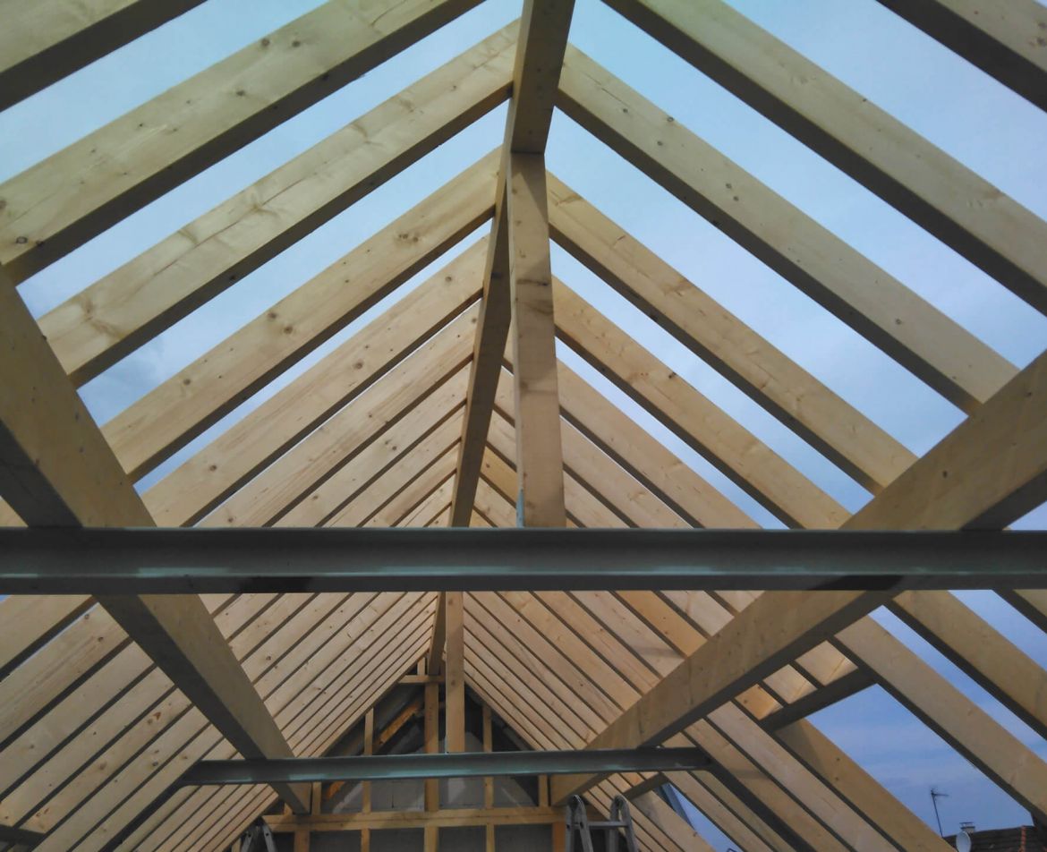 Rohe Dachbalken während der Altbausanierung.