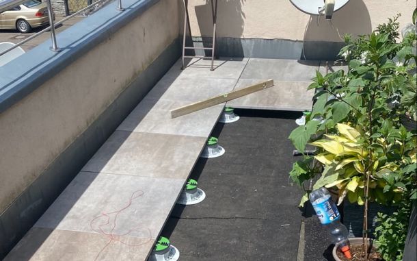 Terrassenplatten Verlegung.