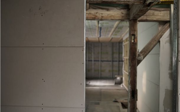 Rohbau mit freiliegenden Balken.