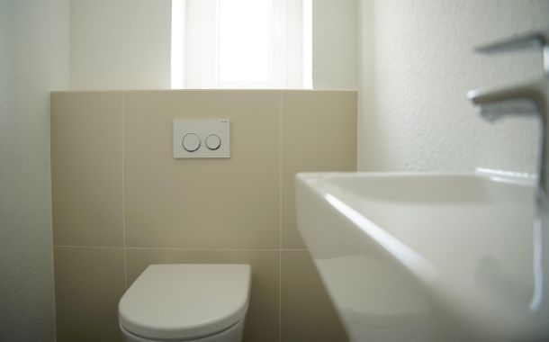 Neue Sanitäranlagen im sanierten Badezimmer.