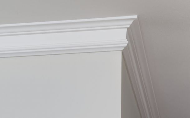 Altbauwohnung mit weißen geradlinigen Stuckelementen an der Decke