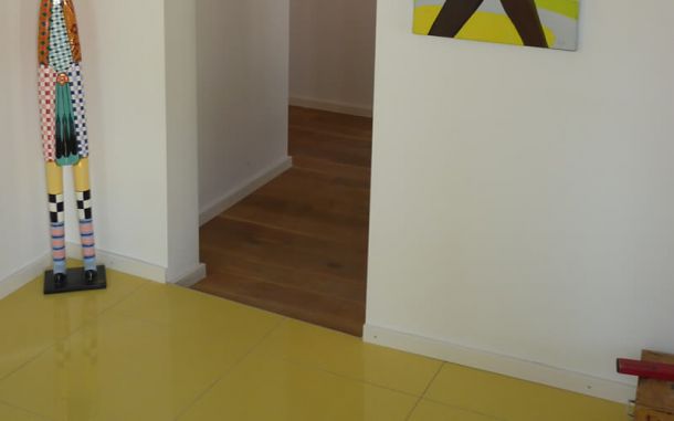 Ausgefallene Fliesenfarbe in Hochglanz.