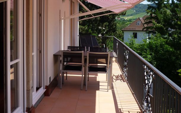 Neue Terrasse mit Terrakotta-Fliesen und schmiedeeisernem Geländer.