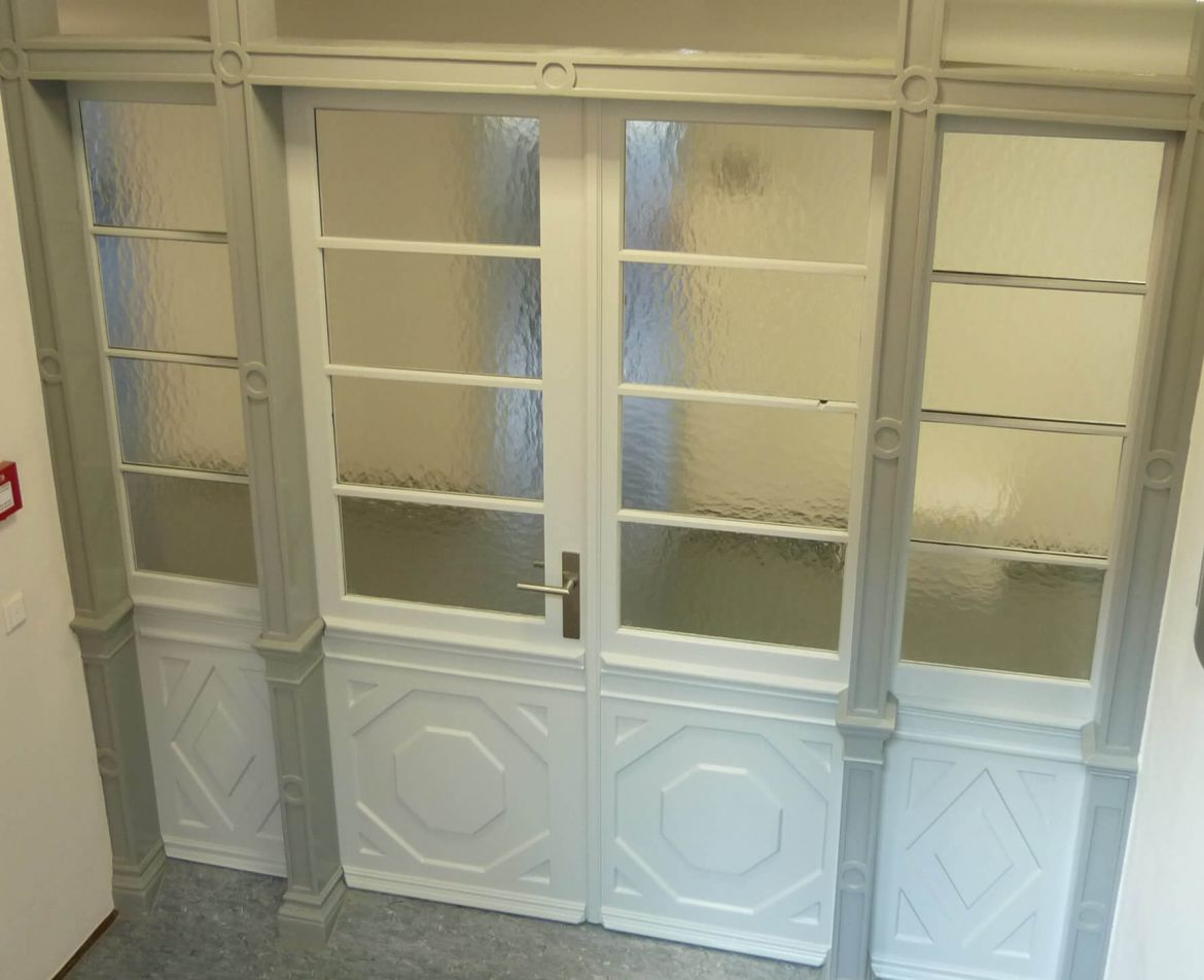 Altbau mit sorgfältig restaurierten Kassettentüren.