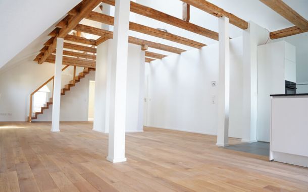 Wohnzimmer mit freiliegenden Deckenbalken im ALtbau