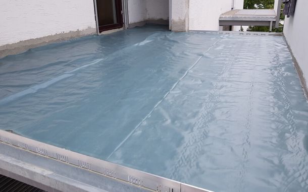 Wasserdichte Abdichtung für die neue Terrasse.