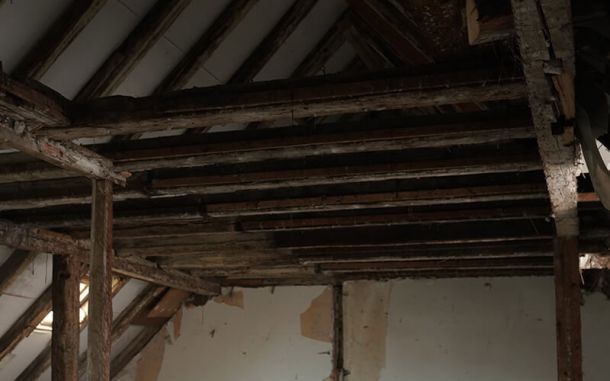 Freigelegte Holzbalken im Altabu.