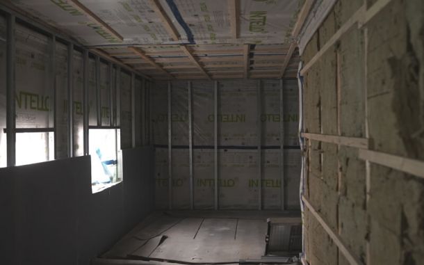 Freigelegte W&auml;nde im Altbau.