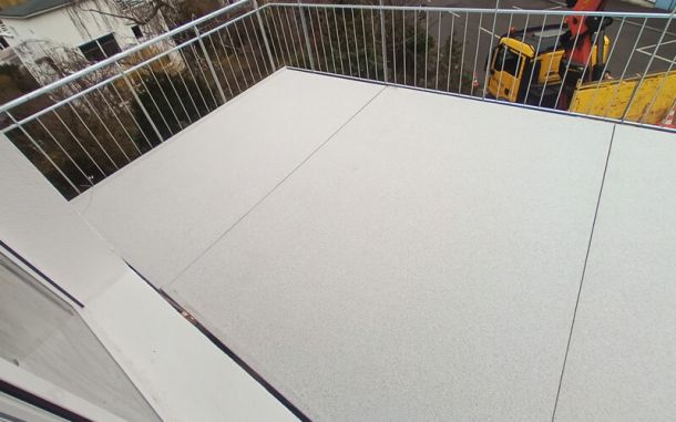 XXL-Platten f&uuml;r die sanierte Terrasse.