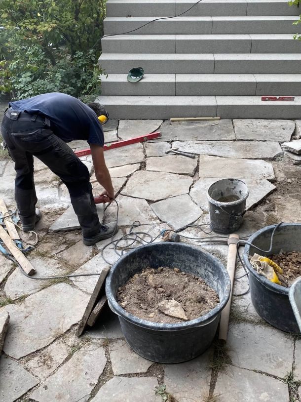 Wegebau: Sanierung eines Steinwegs vor grauen Treppen