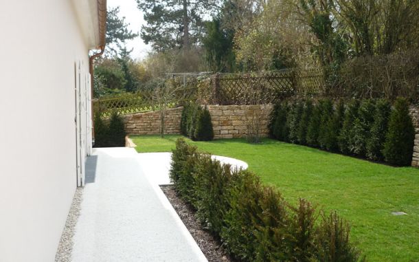 Neue Terrasse mit hellem Belag.