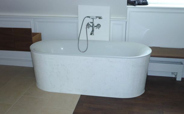 Freistehende Badewanne auf saniertem Boden.