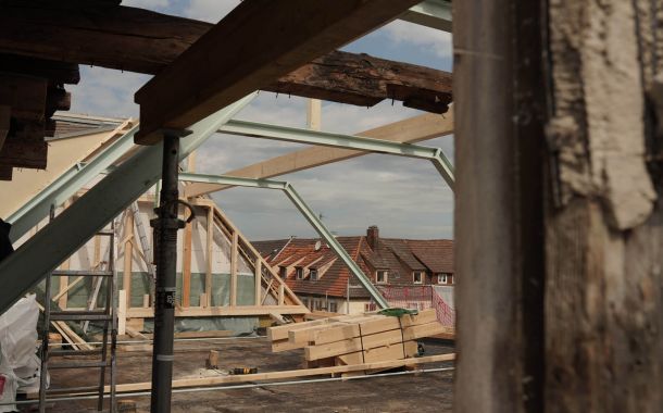 Im Umbau befindliche Dachstruktur mit Holz- und Metallträgern