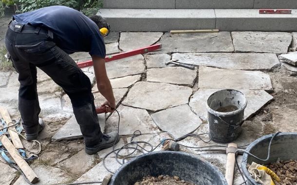 Sanierung einer Hofeinfahrt mit Entfernung der alten Bodenplatten.