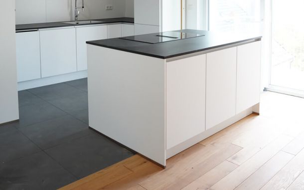 Moderne Kücheninsel im Altbau