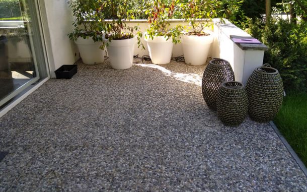 Neue Terrasse mit Mosaiksteinchen-Optik.