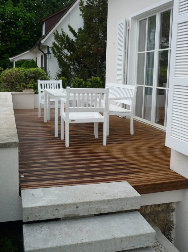 Hochwertige neue Holzterrasse  mit Sitzgruppe.