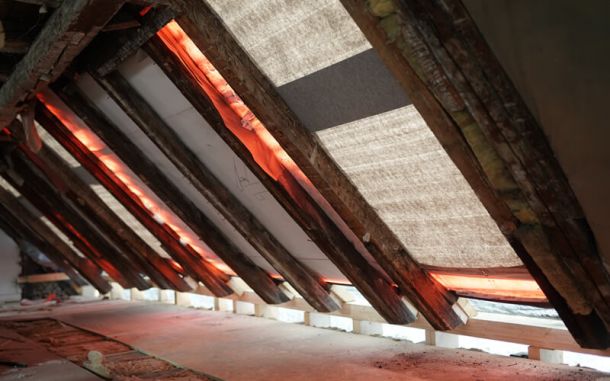 Frei gelegte Holzbalken der Dachkonstruktion.