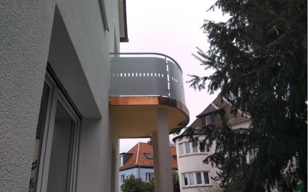 Balkon auf einer Säule.