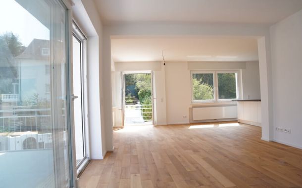 Modernes helles Wohnzimmer nach der Sanierung.