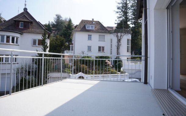 Neue Terrasse mit Metallgeländer.