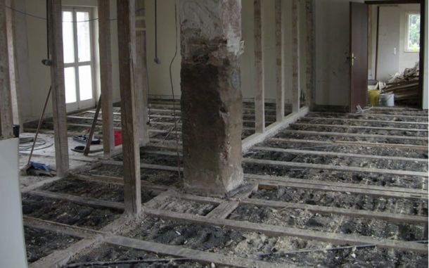 Freigelegter Boden und W&auml;nde im Altbau.