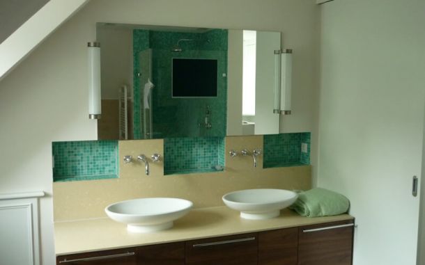 Bad mit eingef&uuml;gten Mosaikfliesen in der Wand.