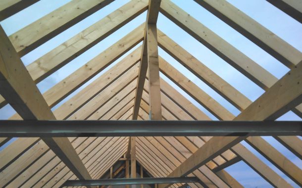 Metallrahmenbaukonstruktion im Prozess der Errichtung f&uuml;r ein Geb&auml;ude, mit einem Fokus auf die strukturelle Verst&auml;rkung.