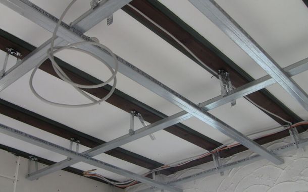 Deckenkonstruktion im Trockenbau.