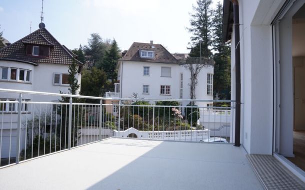 Fertiggestellte Terrasse mit übergroßen Fliesen.