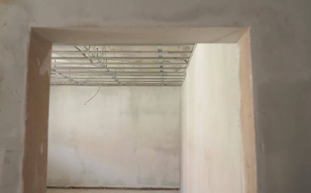 Sanierter Rohbau mit vorbereitenden Installationen f&uuml;r eine abgeh&auml;ngte Decke.